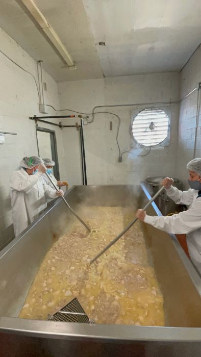 Smalls cozinhando e mexendo ração para gatos de qualidade humana