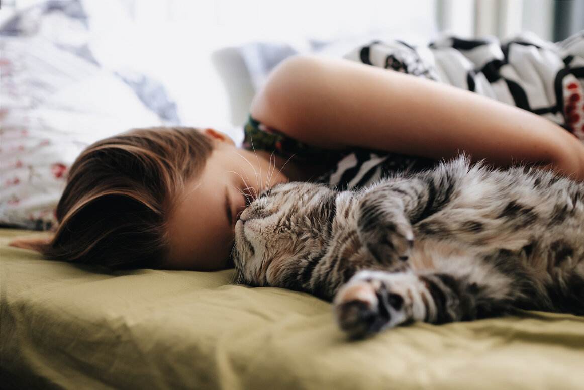 Mulher se relacionando com um gato.