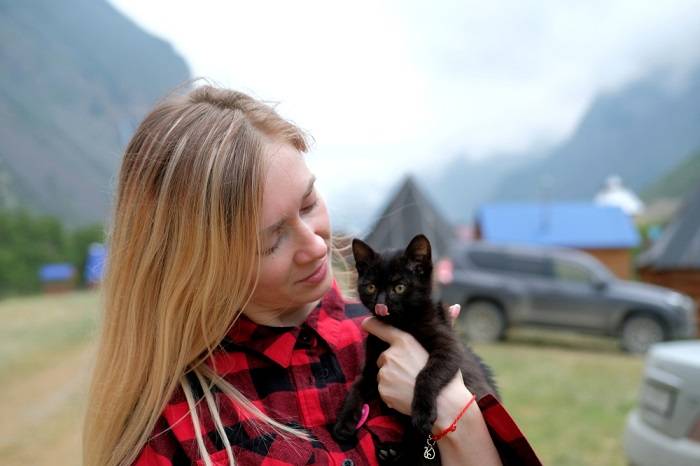 menina com gatinho preto