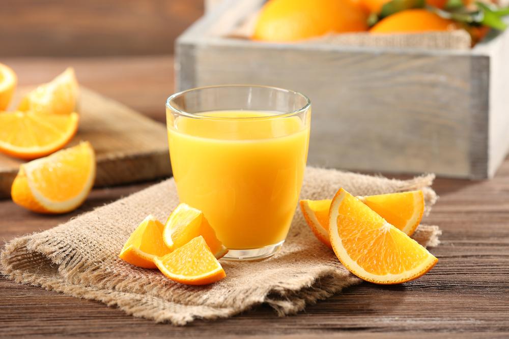 Copo de suco de laranja colocado sobre uma mesa