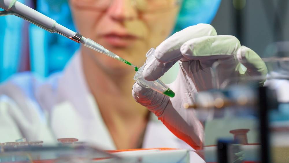 técnica feminina em laboratório de genética