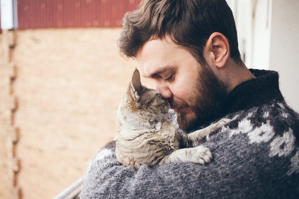 retrato de gato feliz com olhos fechados e jovem